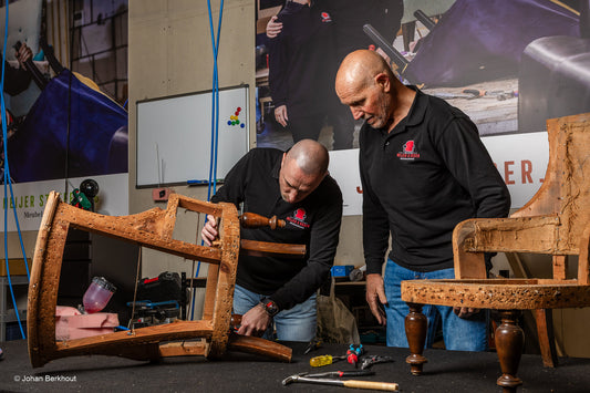 Eetkamerstoelen vernieuwen: kies je voor velours of microleder?