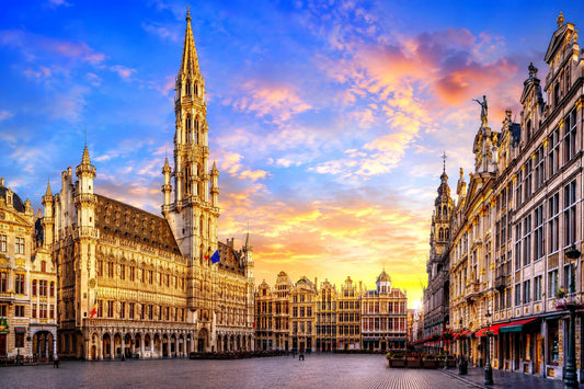 8K panoramic view of the Grand Place in Brussels, Belgium with historic architecture and golden facades at sunset – landmark image for meubelstoffering and furniture upholstery services in België