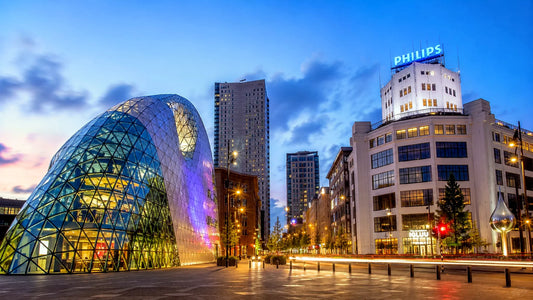 Breedbeeldfoto van de moderne skyline en iconische architectuur van Eindhoven, Nederland, met stedelijke sfeer en eigentijdse gebouwen – professionele 8K landmarkfoto voor meubels herstofferen en meubelstoffering in Eindhoven