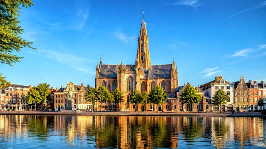 8K breedbeeldfoto van de Grote of Sint-Bavokerk aan het Spaarne in Haarlem, Nederland, met historische gebouwen en weerspiegeling in het water – stijlvolle landmarkfoto voor meubels herstofferen en meubelstoffering in Haarlem