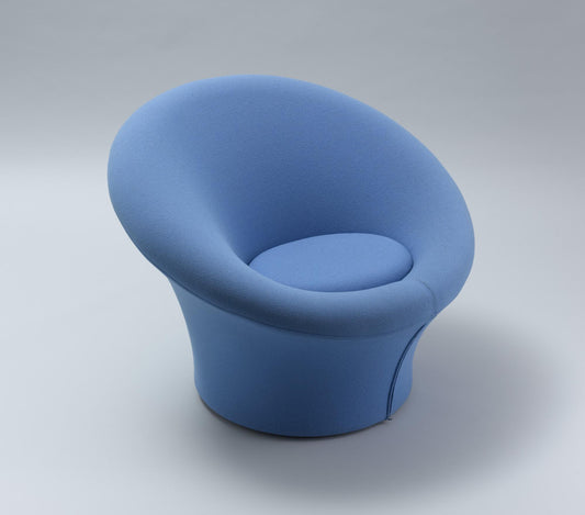 Geef deze ronde designfauteuil een nieuwe stof en hersteld zitcomfort