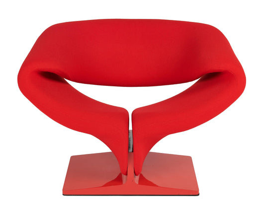 Specialistisch stoffeerwerk voor de golvende lijnen van deze beroemde designfauteuil