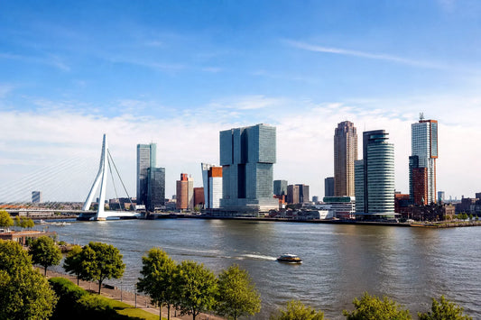 breedbeeldfoto van de moderne skyline van Rotterdam met de iconische Erasmusbrug bij zonsondergang – stijlvolle landmarkfoto voor meubels herstofferen en meubelstoffering in Rotterdam